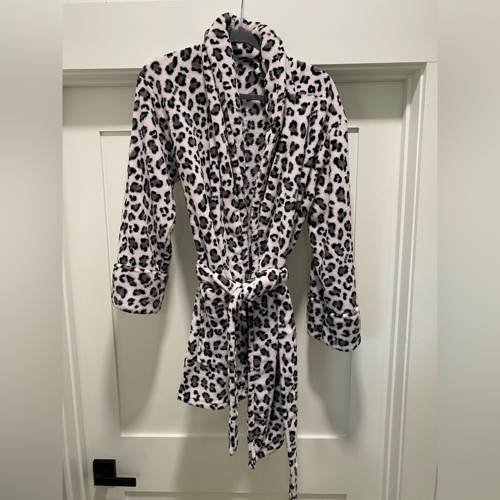 Short plush snow leopard print robe 🐆